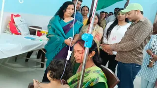 गिरिडीह में अस्पताल में बीमार किशोरी का हाल जानने गई श्वेता शर्मा।