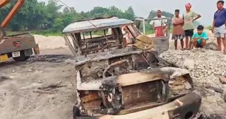 सिलीगुड़ी में लोगों ने वाहनों को फूंका