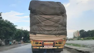 पूर्वांचल में ओवरलोड ट्रकों से सड़कें तबाह, परिवहन अधिकारियों की निष्क्रियता पर सवाल।