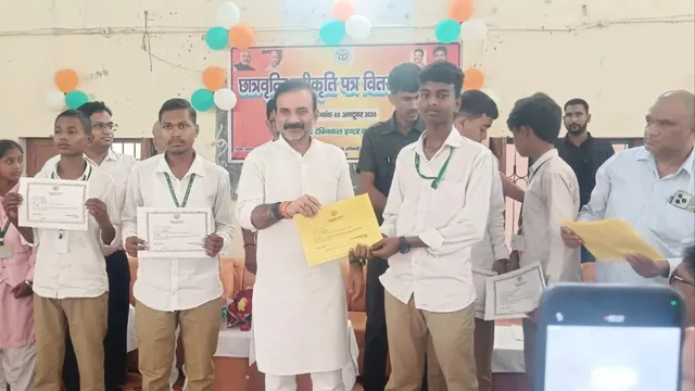 यूपी में छात्रों को खाते में भेजी गई स्कॉलरशिप, चंदौली में लाइव प्रसारण के साथ बांटे गए छात्रवृत्ति स्वीकृति पत्र
