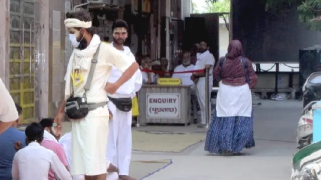 बरसाना में मिला संत प्रेमानंद का शिष्य अनुज, पहचान के बाद पुलिस ने परिवार वालों को सौंपा
