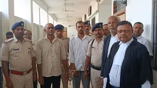 सजा सुनाए जाने के बाद कोर्ट से बाहर निकलते सजायाफ्ता पिता-पुत्र, साथ में अधिवक्ता व पुलिस पदाधिकारी। फोटो: जागरण
