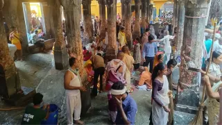 वेदियों में पूजा करते श्रद्धालु। फोटो जागरण