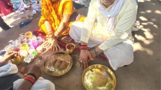 रेत से पिंडदान करते श्रद्धालु। फोटो जागरण