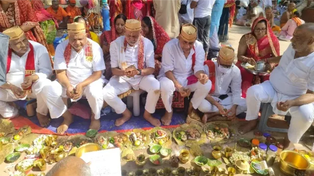 Pitru Paksha Gaya Ji: सातीकुंड में बालू से क्यों होता है पिंडदान? 9वें दिन उमड़ी श्रद्धालुओं की भीड़

