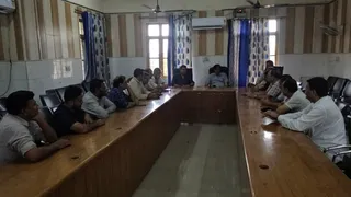 बागपत सीएमओ कार्यालय के सभागार में बैठक करते चिकित्सक। जागरण