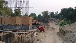 भूतपुरी में गांव रफेतपुर हुल्लास के निकट पीली नदी पर निर्माणाधीन पुल। जागरण
