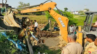 मीरापुर के गांव कैलापुर जसमौर में राजमार्ग चौड़ीकरण की जद में आए निर्माणों को हटाती जेसीबी। जागरण
