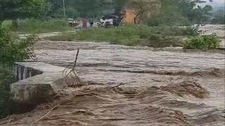 सिल्ली प्रखंड में खेरबैड़ा डैम ध्वस्त होने से गोडाडीह समेत कई गांवों में पानी फैला।