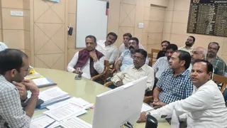 मेरठ विकास प्राधिकरण उपाध्यक्ष से मुलाकात करते संयुक्त व्यापार संघ के पदाधिकारी। सौ. संगठन