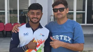 एशियन गेम्स में कांस्य पदक विजेता नीरज चौहान (बाएं) कोच प्रियंक त्यागी के साथ। सौ. कोच