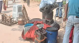 अवैध वेंडर्स का सामान जब्त किया गया।