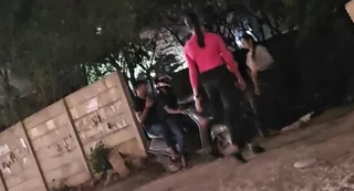 मेट्रो से विप चौक की तरफ जाने वाले रास्ते पर हो रही सौदेबाजी।