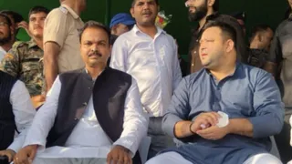 तेजस्वी यादव के बगल में बैठे अशोक सिंह। (जागरण)