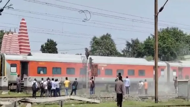 धनबाद-अलेप्पी एक्सप्रेस के एसी कोच से निकला धुआं, यात्रियों में मची अफरातफरी