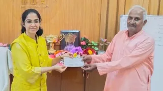 इंडस्ट्रियल टाउनशिप में भूमि देने वाले किसान को मुआवजा चेक सौंपतीं बीडीए उपाध्यक्ष सौम्या पांडेय। सौ. बीडीए