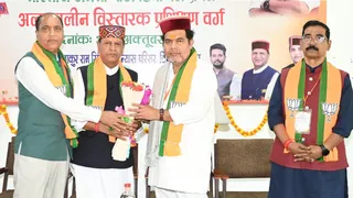 हमीरपुर में प्रशिक्षण वर्ग के दौरान प्रदेश भाजपा प्रभारी श्रीकांत का स्वागत करते पार्टी नेता।