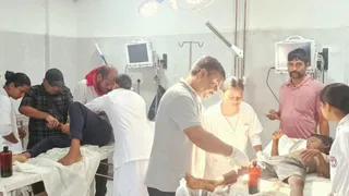 बांका सदर अस्पताल में जख्मी का उपचार करते स्वास्थ्य कर्मी।