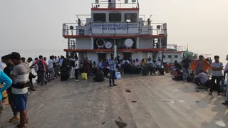 बियाडा घाट में खाली जहाज। फोटो जागरण