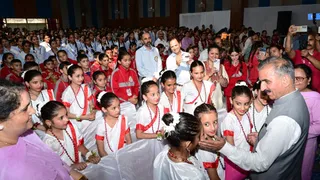 रामपुर बुशहर में बच्चों से संवाद करते मुख्यमंत्री सुखविन्द्र सिंह सुक्खू।