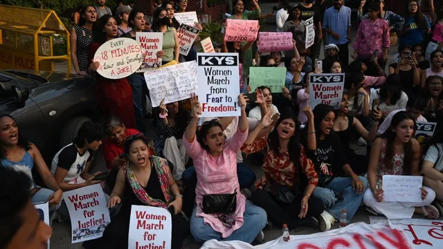 ‘ऐ मूर्ख अपनी नजर सुधार’, महिला सुरक्षा और समानता को लेकर छात्राओं ने किया प्रदर्शन
