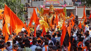 माकपा कार्यालय के सामने बजरंग दल का हनुमान चालीसा पाठ। (फाइल फोटो)
