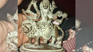 योगापट्टी प्रखंड के विशुनपुरवा गांव स्थित मंगलपुर उप वितरणी नहर मे मछली पकड़ने के दौरान युवकों को मिलीं मां दुर्गा की मूर्ति।