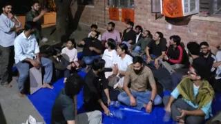 जेएनयू में धरने पर बैठे एबीवीपी छात्र। सौजन्य- एबीवीपी