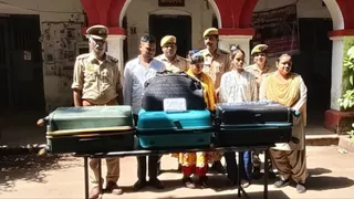 झांसी: पुलिस गिरफ्त में गांजा तस्कर।