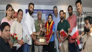 जापान में तिरंगा लहराकर लौटीं माहेश्वरी चौहान का उदयपुर में भव्य स्वागत।