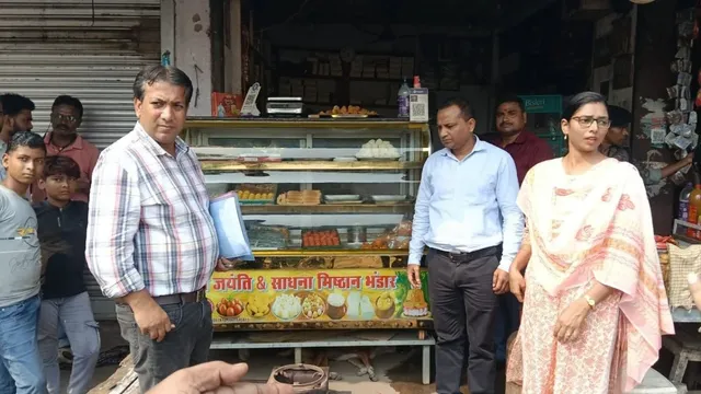 पूर्णिया में मिठाई दुकानों पर फूड सेफ्टी का एक्शन! तीन दुकानें सील, संदिग्ध मलाई मिली तो दुकानदारों में हड़कंप
