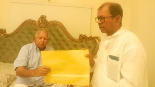 टिकट थमाते लालू यादव। फोटो जागरण