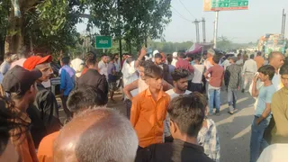 आरा-सासाराम रोड जाम। फोटो जागरण