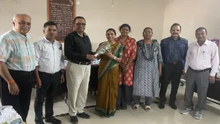 विश्वविद्यालय परिसर में डा.अमिता कुमारी को शोध यात्रा के लिए शुभकामनाएं देते सामाजिक विज्ञान संकाय के डीन डा. विजय कुमार और अन्य। (फोटो जागरण)