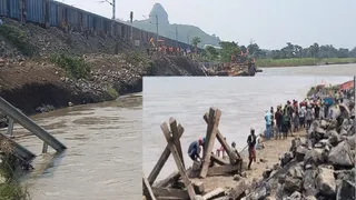 बोल्डर का बाक्स बनाकर गंगा से कटाव को नियंत्रित कर रहे रेलवे के मजदूर और अभियंता। (फोटो जागरण)