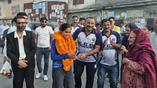 चंबा पहुंची सीमा का स्वागत करते लोग। जागरण