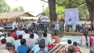 ग्राम सभा में चर्च निर्माण संबंधी निर्णय लेते सदस्य। - ग्रामीण