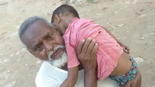 मृत पोते को कंधे पर लिए दादा याकूब। (जागरण)