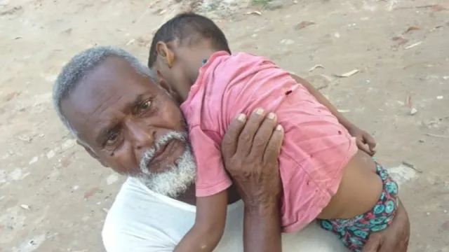 कंधे पर मासूम पोते का शव, आंखों में आंसू; सुपौल में बेबस दादा की मिन्नतें देख शर्मसार हुई मानवता