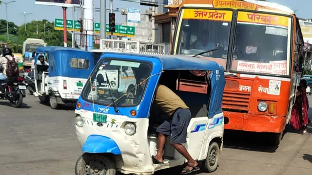 लखनऊ में  चौपट चौराहे : संजय गांधी पीजीआई पहुंचने से पहले दर्द बढ़ा रहा तेलीबाग चौराहा का जाम
