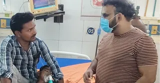 मासूम का उपचार करते चिकित्सक। जागरण
