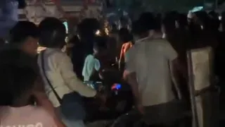 घटना स्थल पर जुटी स्थानीय लोगों की भीड़।