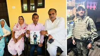 मंडी धनौरा में बेटे को लेकर भाकियू के नेता दानवीर सिंह के साथ भारत सरकार से गुहार लगाते अक्षय के माता पिता व दादी। स्रोत स्वजन