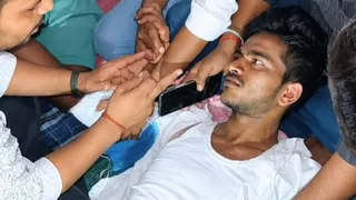 इलाहाबाद विश्वविद्यालय के लाइब्रेरी गेट पर अनशनकारी छात्र की तबीयत बिगड़ी