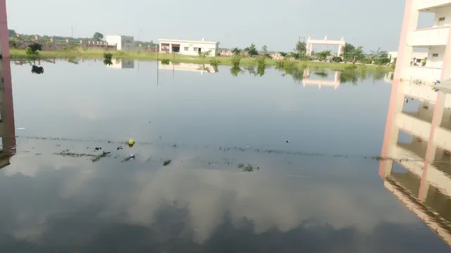 बस्ती के अटल आवासीय विद्यालय में कई दिनों से भरा पानी, जलनिकासी न होने से 10 अक्टूबर तक हुई बच्चों की छुट्टी 
