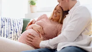 बच्चों की देखभाल के लिए पिता को भी मिल सकती है छुट्टी। (यह तस्वीर एआई द्वारा बनाई गई है)