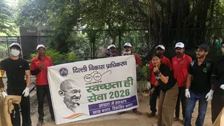 ‘स्वच्छता ही सेवा’ अभियान के तहत डीडीए के पार्कों की सफाई करती युवाओं की टीम। सौजन्य- डीडीए
