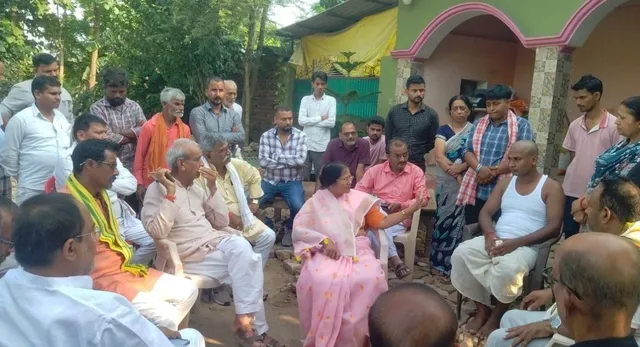 देवरिया हत्याकांड: 48 घंटे बाद भी कार्रवाई न होने पर बेटी ने किया आत्मदाह का प्रयास, पुलिस ने बचाया