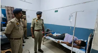 लार अस्पताल में घायल आरोपित को देखने पहुंचे पुलिस अधीक्षक और सीओ। जागरण