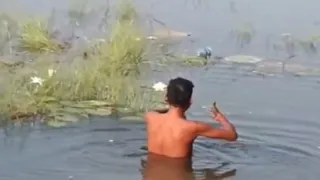 तालाब में संतोष लोहरा के शव की खोजबीन करते लोग। जागरण